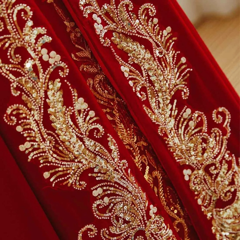 New Red Velvet Wedding Cloak with Appliqued Floral Design and Thick Fur Collar Customized